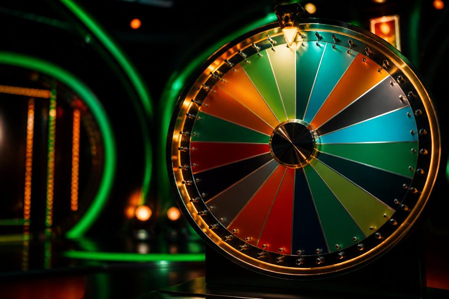 Krupiér u herního stolu - game show live